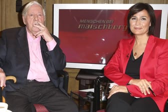 Altkanzler Helmut Schmidt und TV-Moderatorin Sandra Maischberger 2015