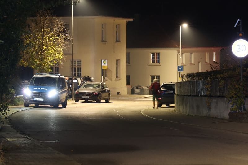 Ein Polizeiauto steht in einer Straße in dem Ortsteil der Gemeinde Mühlingen.