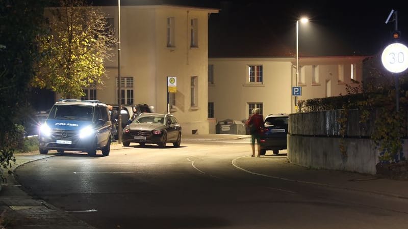 Ein Polizeiauto steht in einer Straße in dem Ortsteil der Gemeinde Mühlingen.