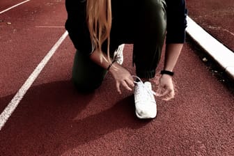 Eine Frau schnürt einen Schuh (Symbolbild): "Laufen unter Flutlicht" beginnt am 4. November.