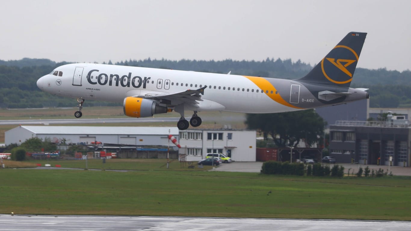 Condor-Maschine startet am Hamburger Flughafen: Die Airline ist die dritte, die ihr Angebot kürzt.