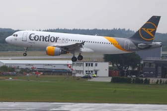 Condor-Maschine startet am Hamburger Flughafen: Die Airline ist die dritte, die ihr Angebot kürzt.