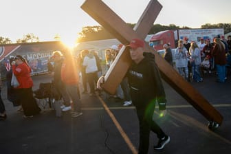 Kreuzzug zur Trump-Rallye: Ein Anhänger schleift in Butler ein Kreuz heran.