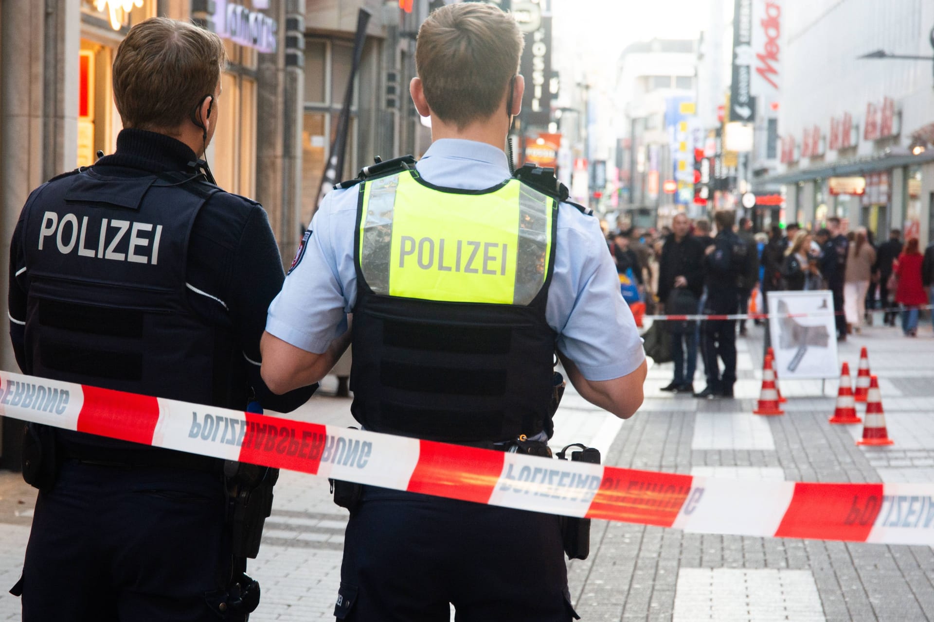 Tatort in der Kölner Innenstadt: Vor dem Abschiedsspiel von Lukas Podolski ist ein Anhänger seines Vereins Górnik Zabrze niedergestochen worden.