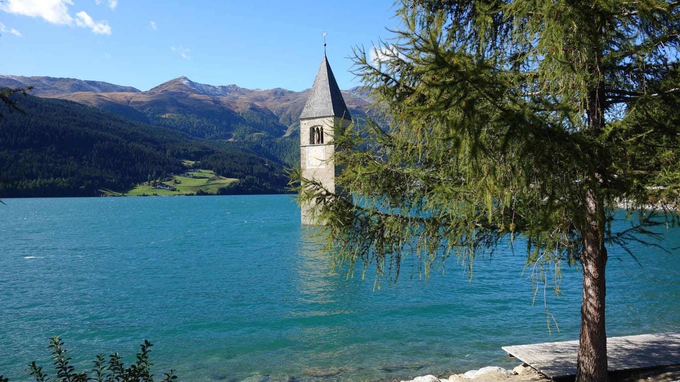 Berühmtes Fotomotiv entlang der Route: Der Kirchturm im Reschensee ist letztes Zeugnis des 1950 gefluteten Dorfes Graun. Die Stauung vereinte drei Seen und überflutete 163 Häuser.