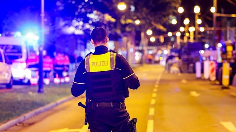 Krefeld: Ein Polizist sichert den Bereich vor dem Mulitplex-Kino, an dem die Polizei einen Verdächtigen niedergeschossen hat.