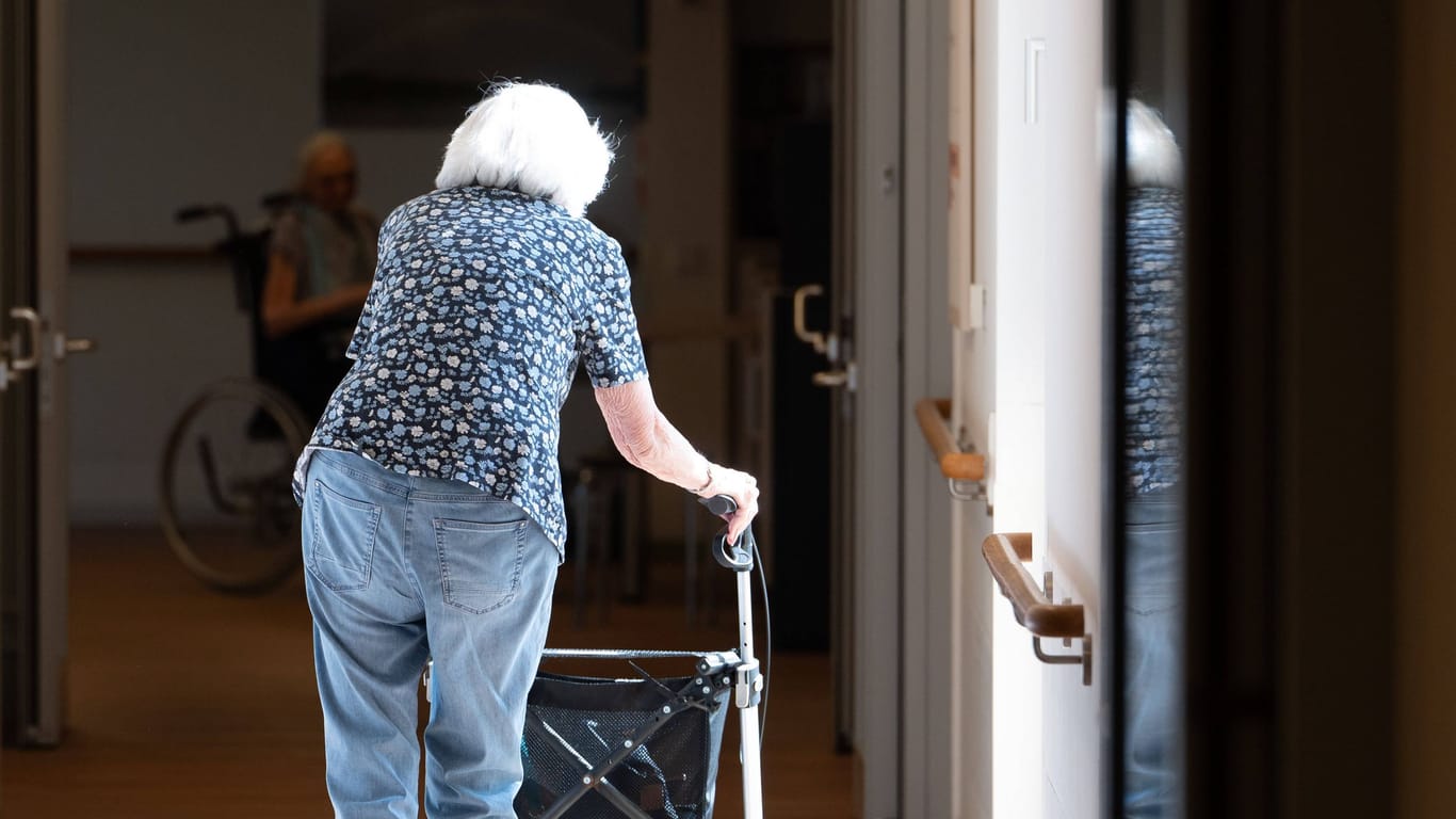 Eine Seniorin in einer Pflegeeinrichtung (Symbolbild): Die sozialen Sicherungssysteme in Deutschland könnten schon bald auf der Kippe stehen.