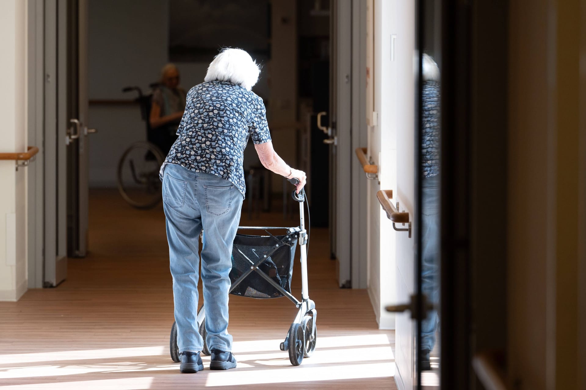 Eine Seniorin in einer Pflegeeinrichtung (Symbolbild): Die sozialen Sicherungssysteme in Deutschland könnten schon bald auf der Kippe stehen.