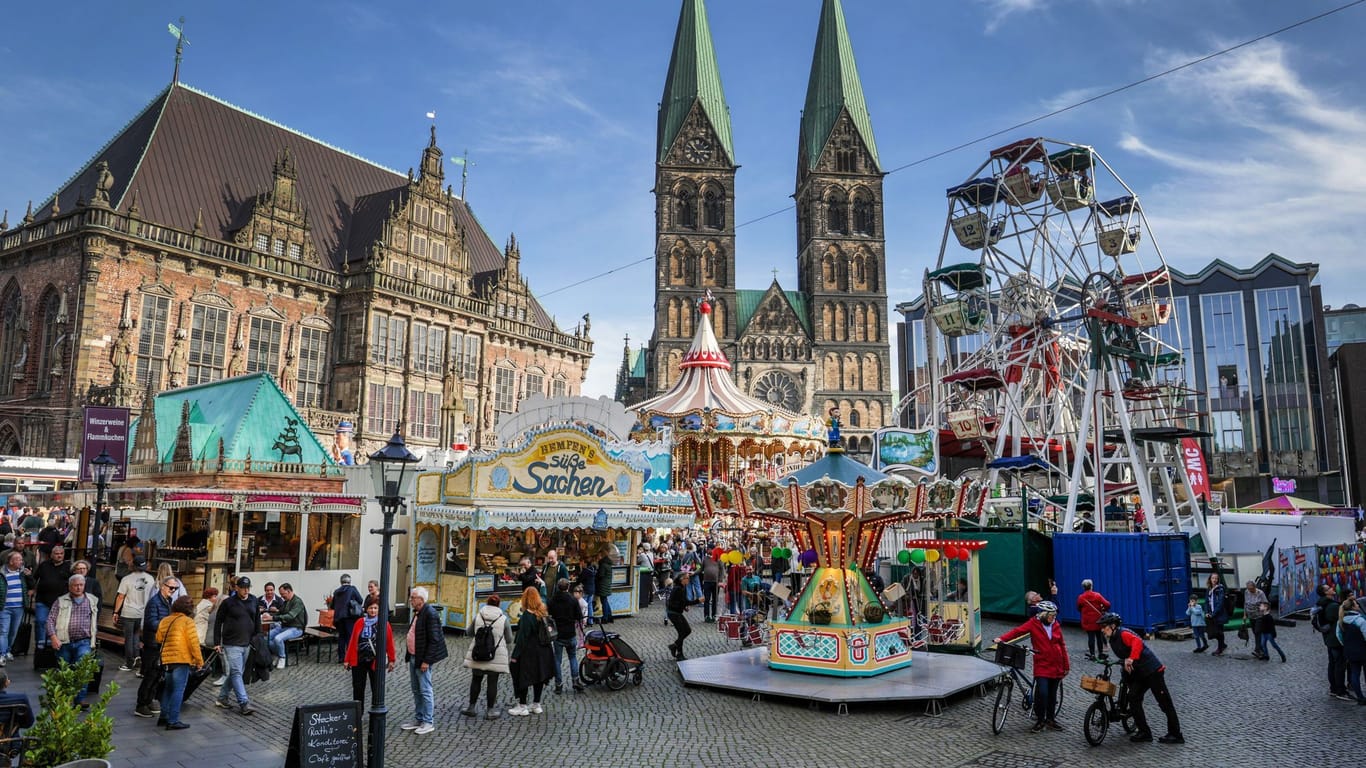 18.10.2024, Bremen: Buden und Fahrgeschäfte des sogenannten Kleinen Freimarkts stehen nach der Eröffnung des 989. Bremer Freimarktes auf dem Marktplatz in Bremen.