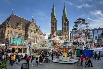 18.10.2024, Bremen: Buden und Fahrgeschäfte des sogenannten Kleinen Freimarkts stehen nach der Eröffnung des 989. Bremer Freimarktes auf dem Marktplatz in Bremen.