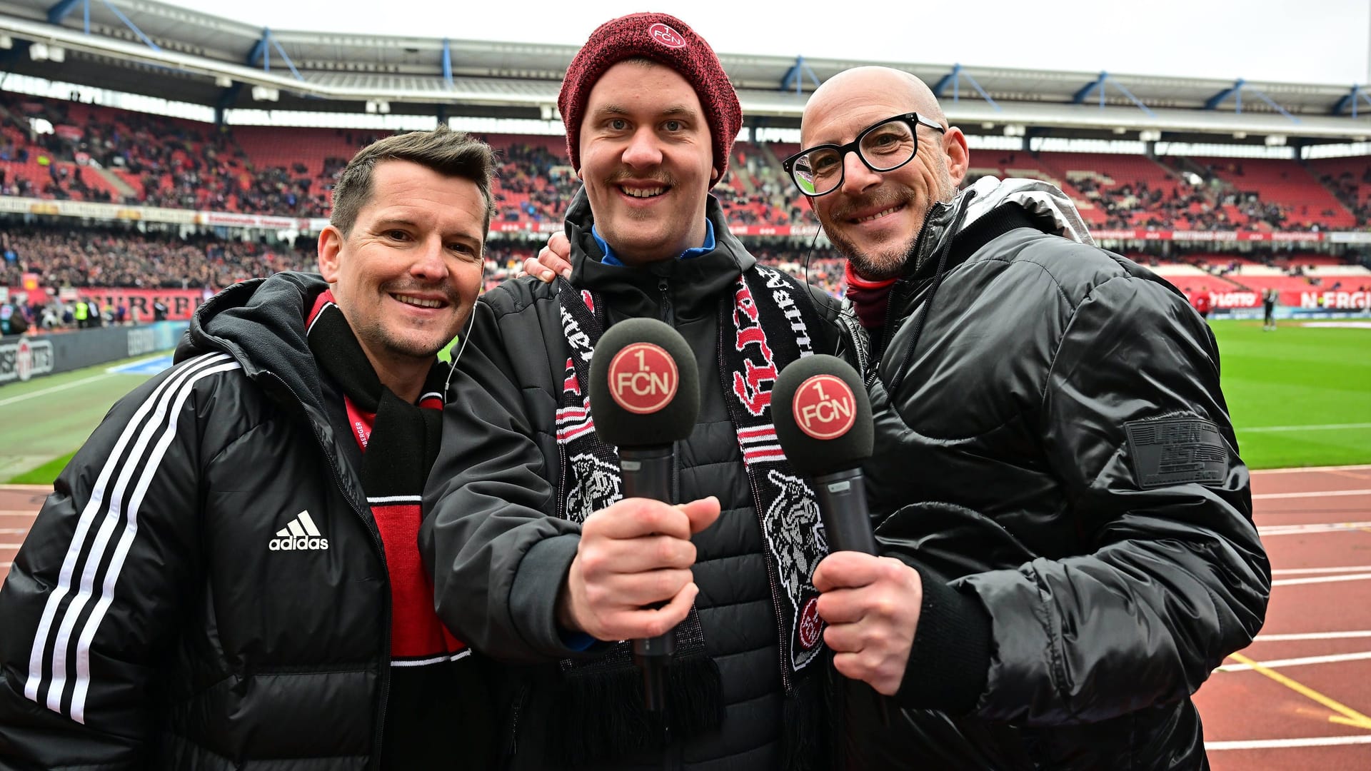 Florian Kerschner (l.) ist zurück: Während seiner Zeit bei Hit Radio N1 arbeitete der 45-Jährige auch als Stadionsprecher des 1. FC Nürnberg.