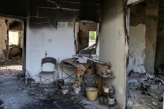 Ein zerstörtes Wohnhaus im Kibbuz Kfar Aza: Hier töteten Terroristen eine fünfköpfige Familie in ihrem Bett.