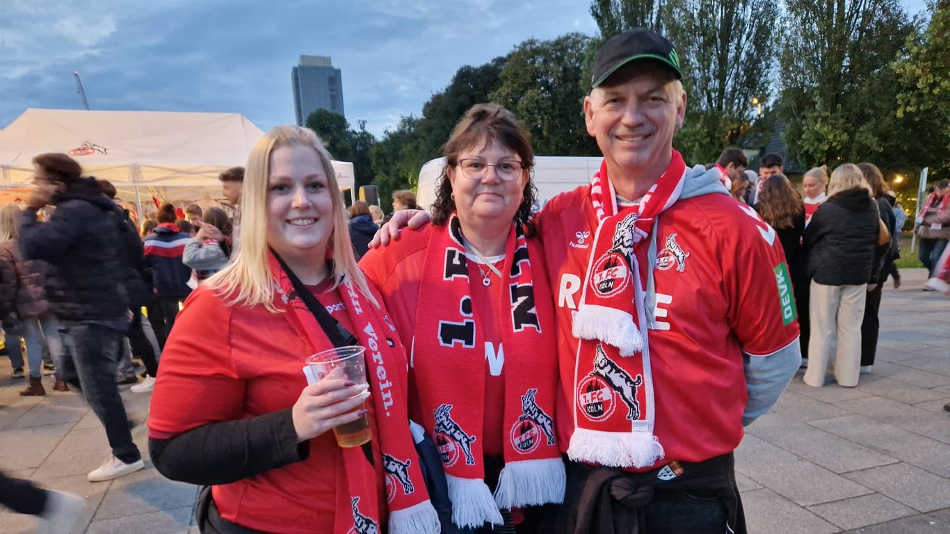 Sarah (28), Simone (53) und René (55) (v.l) sind aus Thüringen nach Köln gekommen.