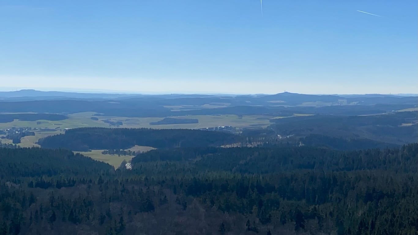 Der Kaiser-Wilhelm-Turm auf der Hohen Acht: Bei gutem Wetter gibt es eine traumhafte Aussicht – sogar bis nach Köln.