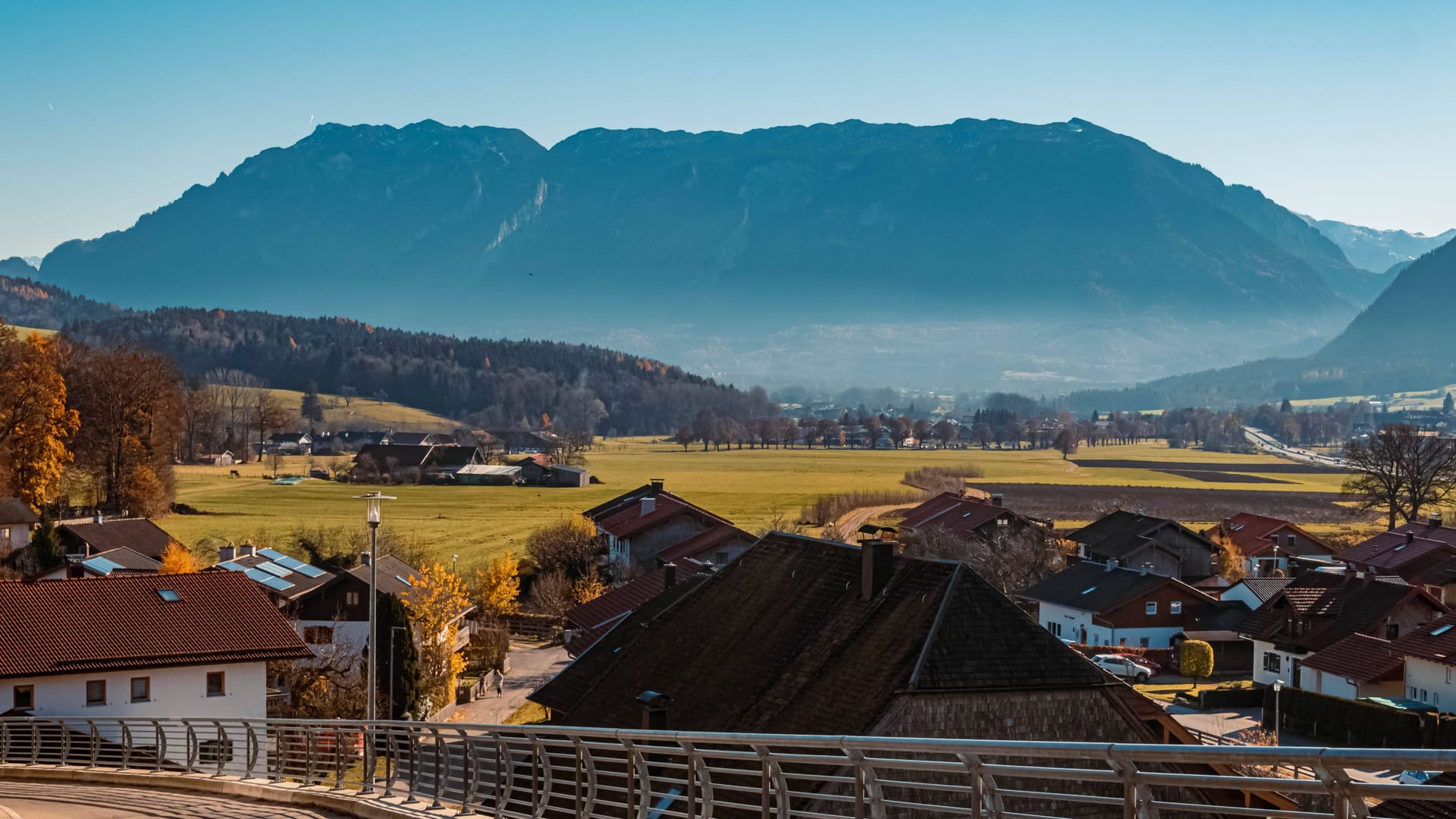 Beeindruckender Berg: Der Untersberg miit seinem Hochplateau liegt wie ein Riegel am Rand der Alpen.