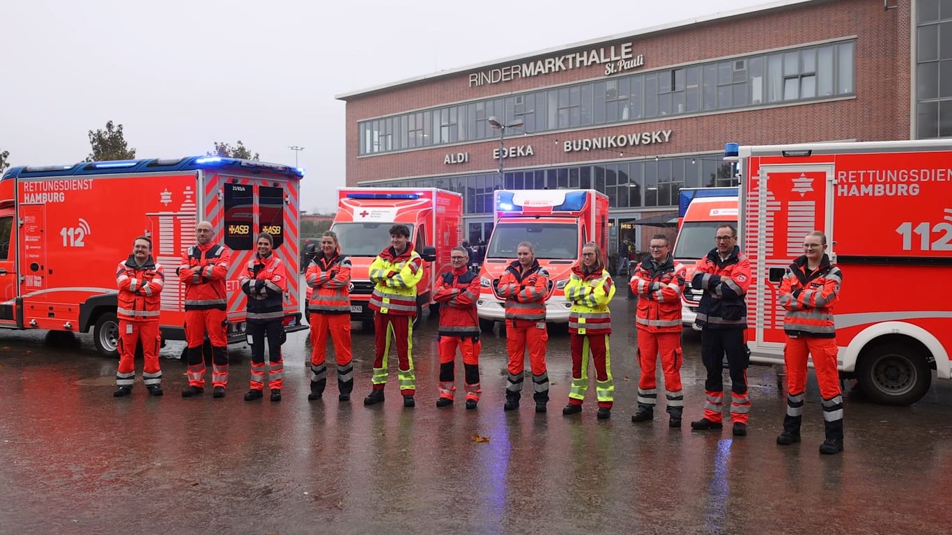 Rettungsfahrzeuge und Rettungskräfte: Die Fahrzeuge haben künftig ein gemeinsames Design in Hamburg