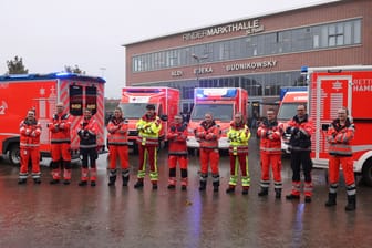 Rettungsfahrzeuge und Rettungskräfte: Die Fahrzeuge haben künftig ein gemeinsames Design in Hamburg