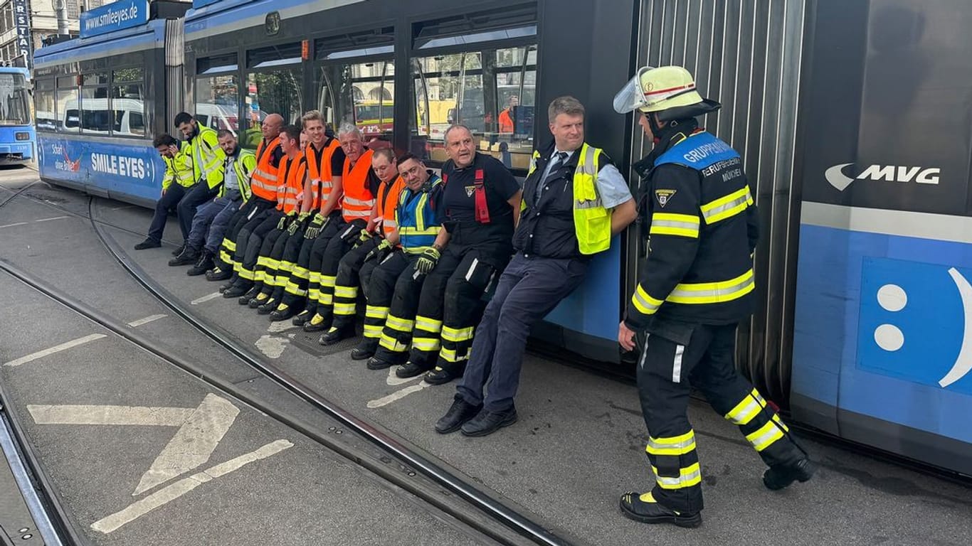 Viele Helfer mussten mitanpacken, um die Tram wieder auf die Gleise zu bringen.