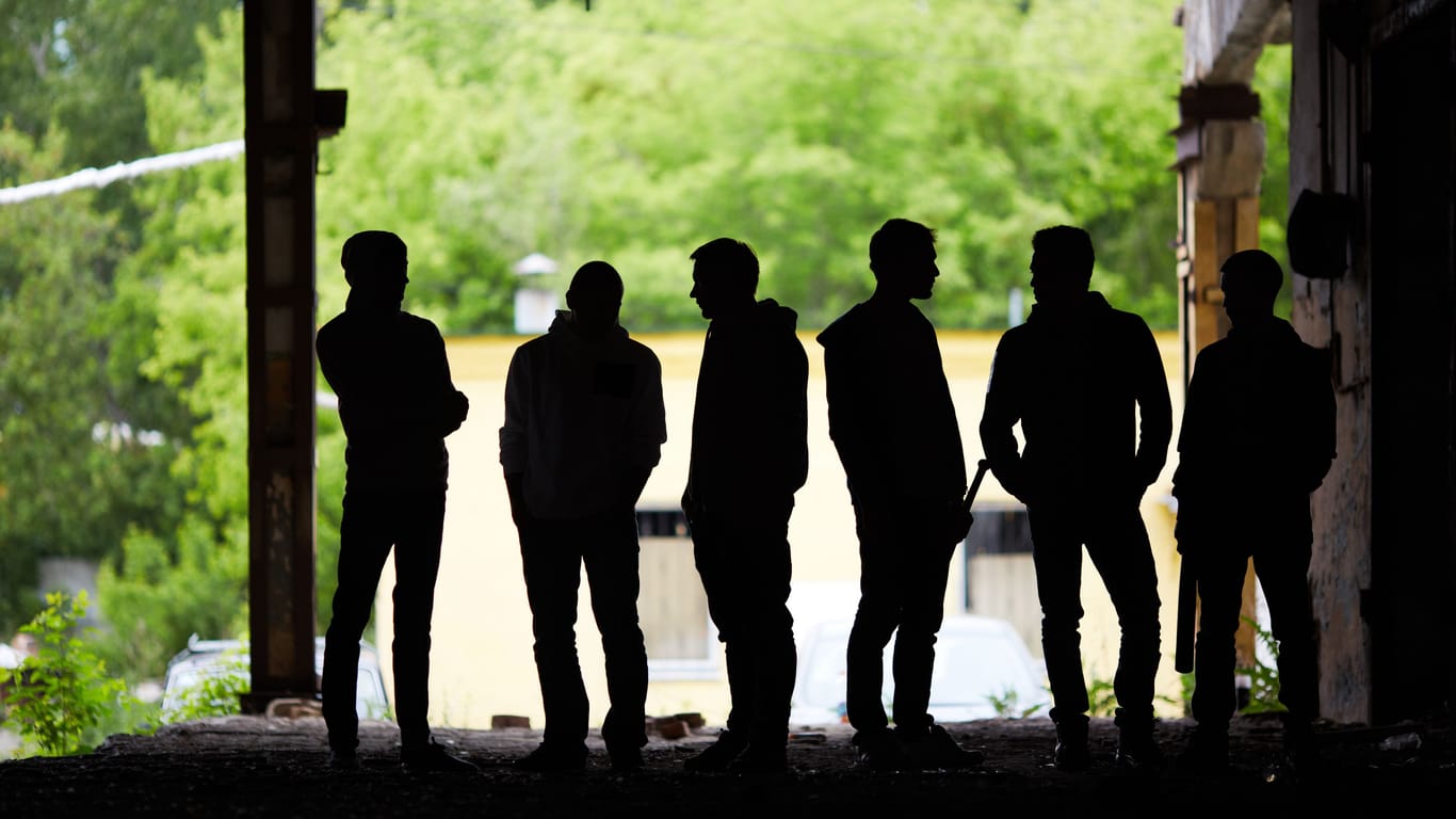 Eine Gruppe Männer (Symbolbild): Eine Männergruppe hat es in Spandau auf mehrere Menschen abgesehen.