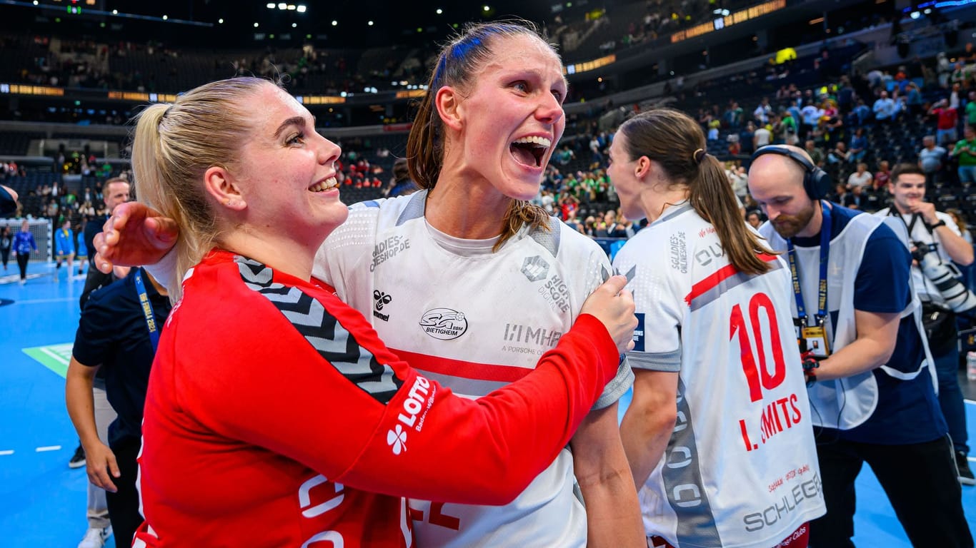 Torhüterin Sarah Norklit Lonborg (l.) und Xenia Smits