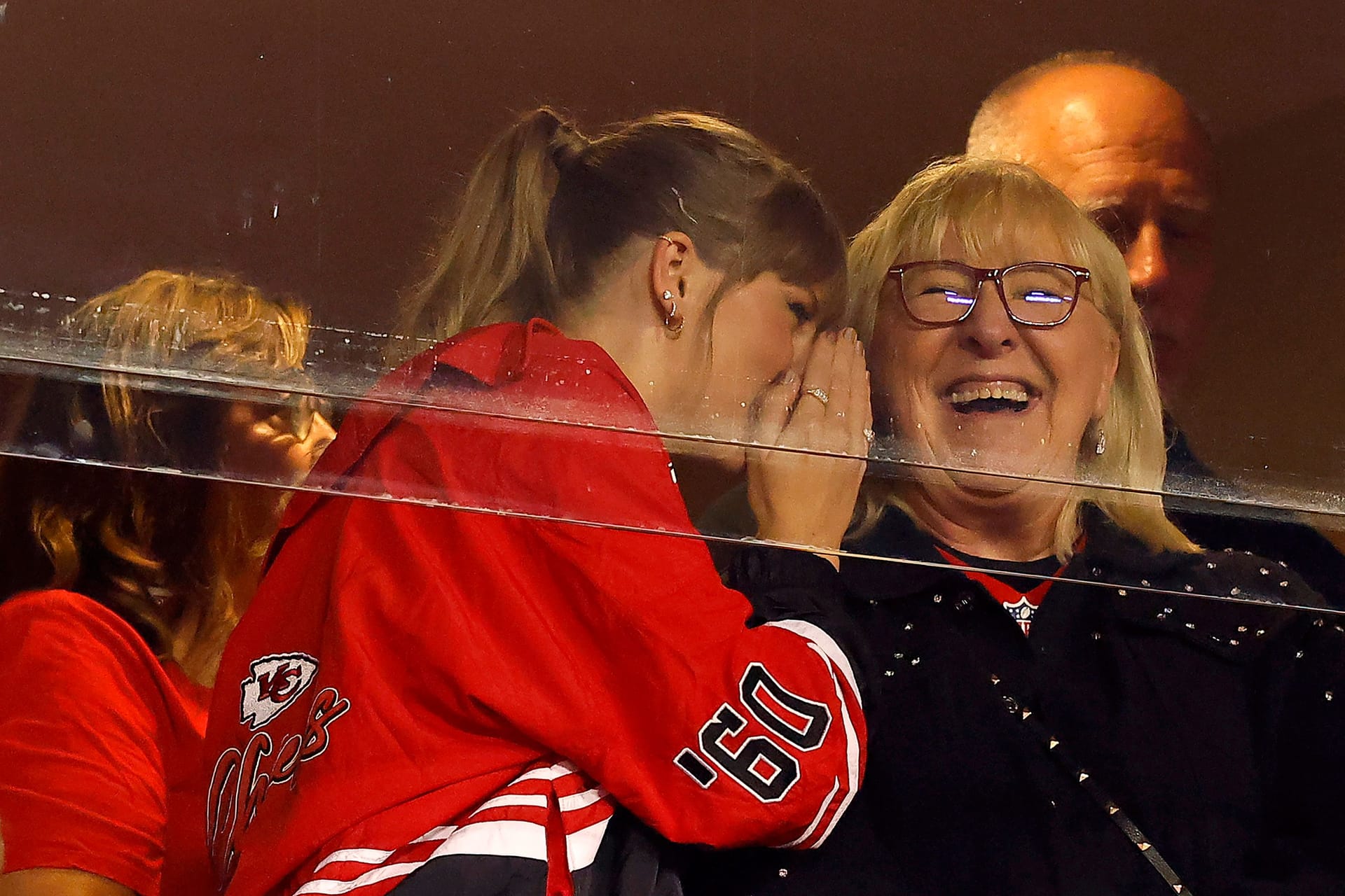 Taylor Swift und Donna Kelce bei einem Football-Spiel der Kansas City Chiefs.