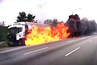 Ein Lkw geriet in Brand und durchbrach eine Leitplanke.