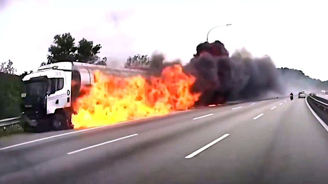 Ein Lkw geriet in Brand und durchbrach eine Leitplanke.