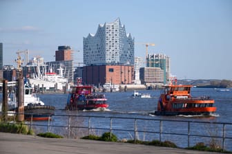 Hafenfähren der Hadag vor der Elbphilharmonie: Die Änderungen sollen vor allem Hamburger Pendlern zugutekommen.