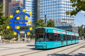 Eine Straßenbahn fährt durch Frankfurt (Archivbild): Der Verkehr blieb infolge des Unfalls stadtauswärts für Stunden voll gesperrt.