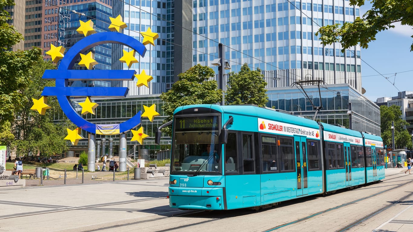 Eine Straßenbahn fährt durch Frankfurt (Archivbild): Der Verkehr blieb infolge des Unfalls stadtauswärts für Stunden voll gesperrt.