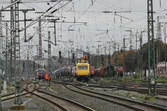 Der Schaden entstand in der Nähe des Fürther Hauptbahnhofs: Techniker sind vor Ort.