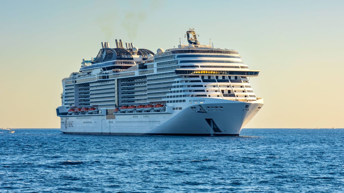 Ein Kreuzfahrtschiff auf dem Meer (Symbolbild): Auf einer Kreuzfahrt verprügelte eine Mutter mit ihrem Sohn einen Rentner.