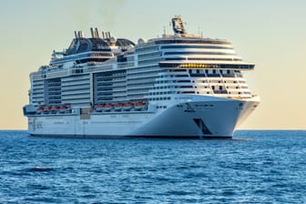 Ein Kreuzfahrtschiff auf dem Meer (Symbolbild): Auf einer Kreuzfahrt verprügelte eine Mutter mit ihrem Sohn einen Rentner.