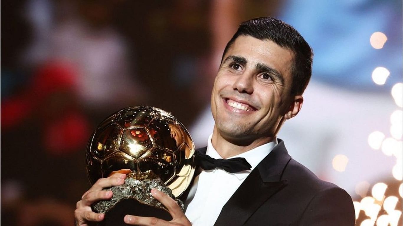 Ein lächelnder Rodri mit dem Ballon d'Or: Er gewann den Preis mit sehr knappem Vorsprung.