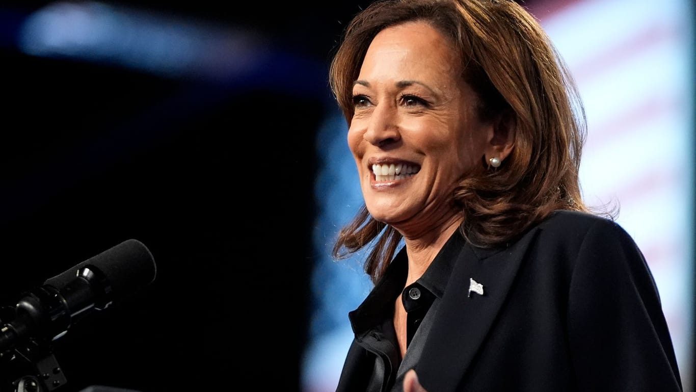 Kamala Harris bei einer Rede in Michigan: Offenbar versagte ihr Teleprompter.