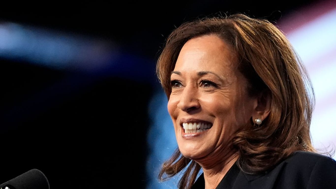 Kamala Harris bei einer Rede in Michigan: Offenbar versagte ihr Teleprompter.