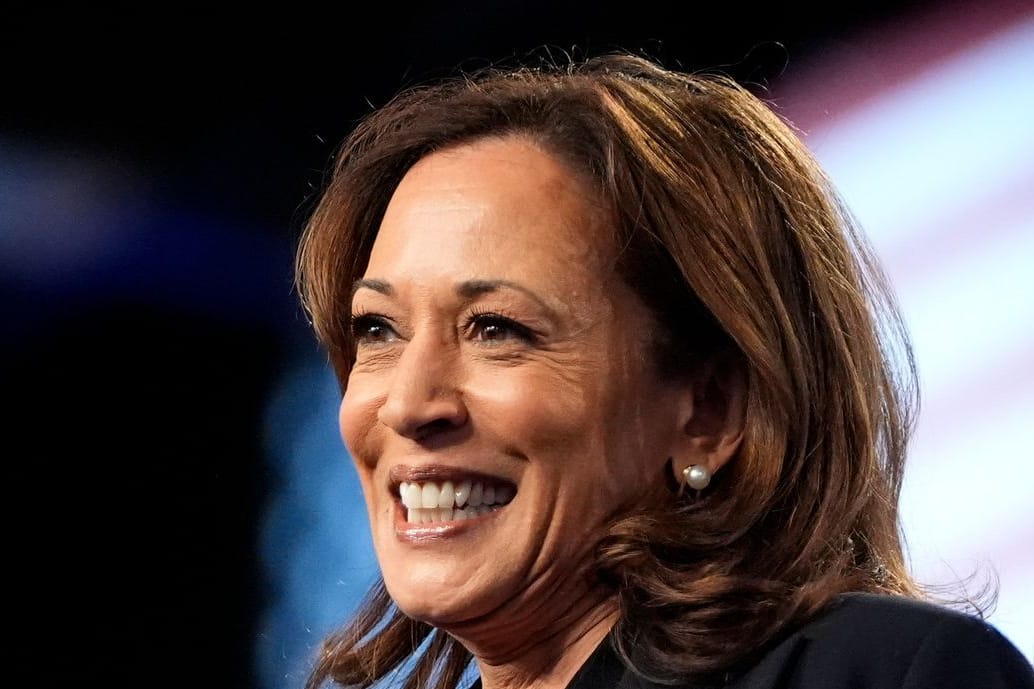 Kamala Harris bei einer Rede in Michigan: Offenbar versagte ihr Teleprompter.