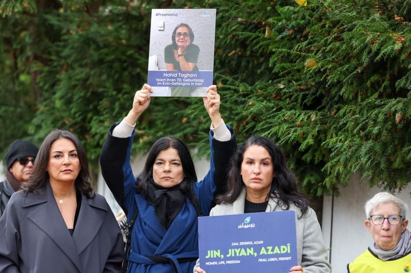 Düzen Tekkal, Jasmin Tabatabai und Minu Barati-Fischer vor der iranischen Botschaft: Sie nennen den Iran eine "Hinrichtungsrepublik".