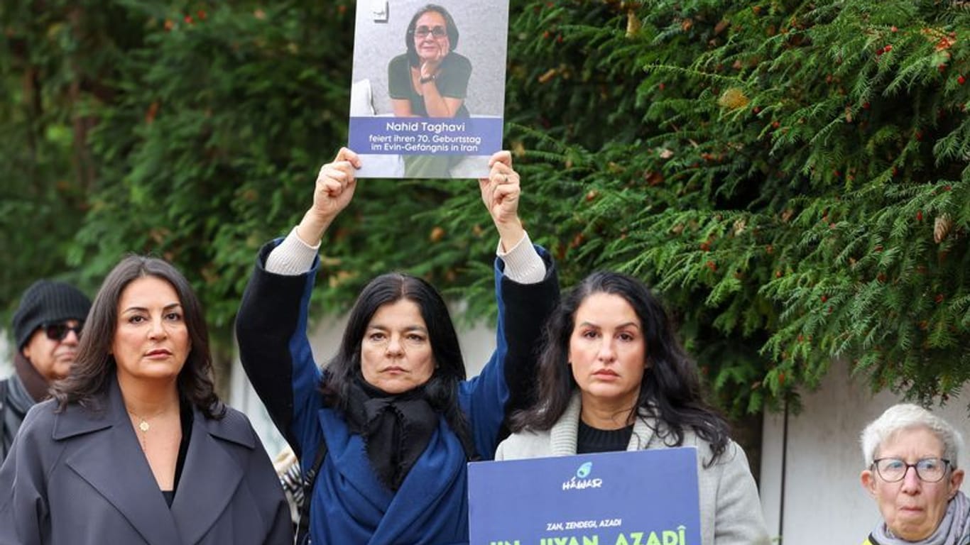 Düzen Tekkal, Jasmin Tabatabai und Minu Barati-Fischer vor der iranischen Botschaft: Sie nennen den Iran eine "Hinrichtungsrepublik".