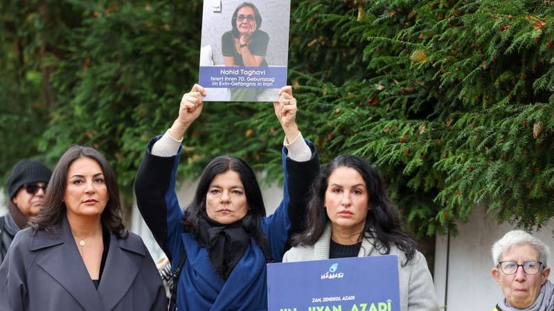 Düzen Tekkal, Jasmin Tabatabai und Minu Barati-Fischer vor der iranischen Botschaft: Sie nennen den Iran eine "Hinrichtungsrepublik".