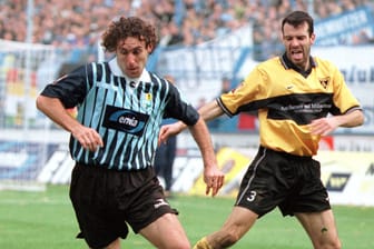 Bart Meulenberg (rechts) gegen Nebojsa Krupnikovic vom CFC Chemnitz 1999 in der Zweiten Bundesliga. (Archivfoto)