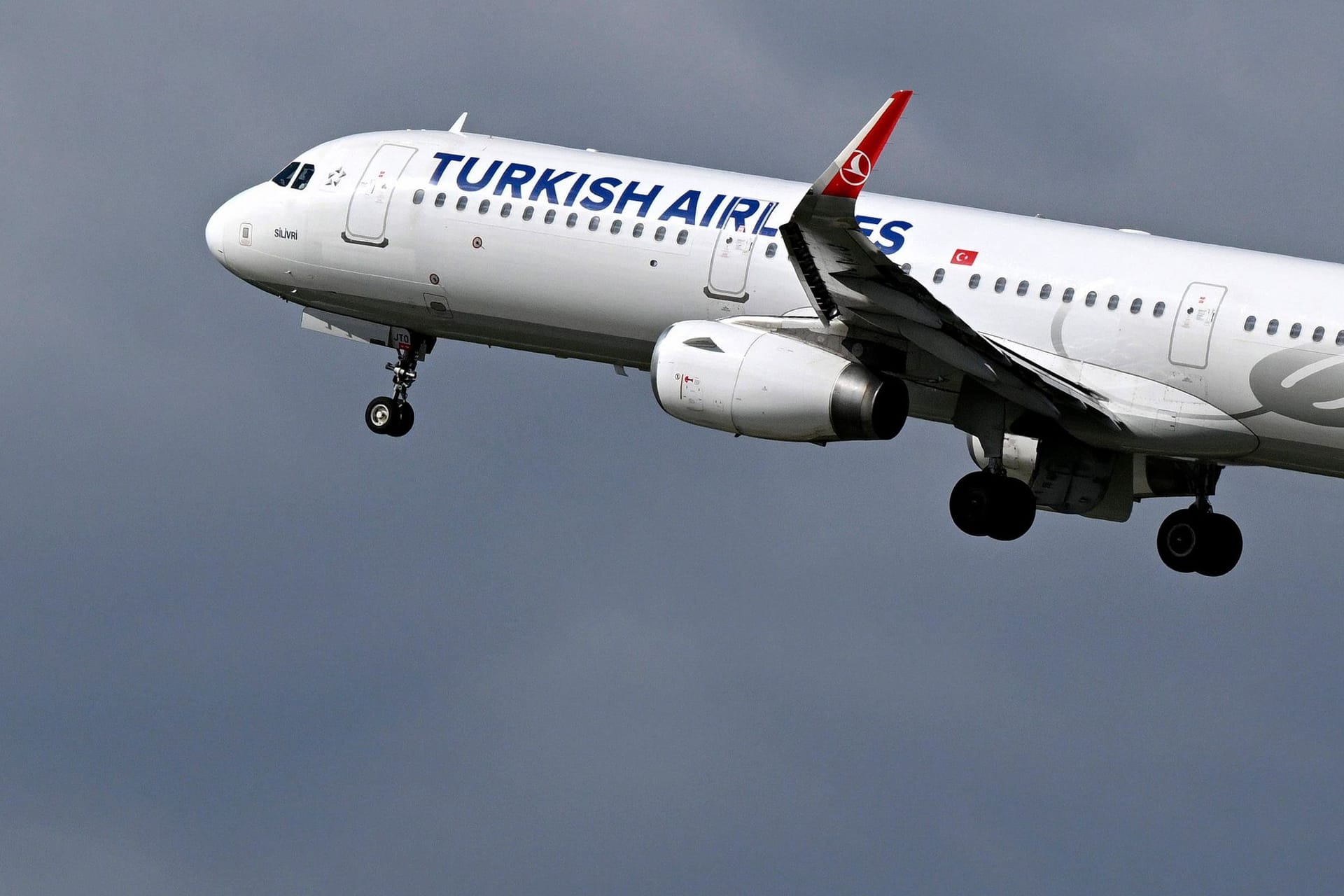 Ein Airbus von Turkish Airlines in der Luft (Symbolbild): Die Fluggesellschaft verstärkt ihr Angebot ab Bremen.