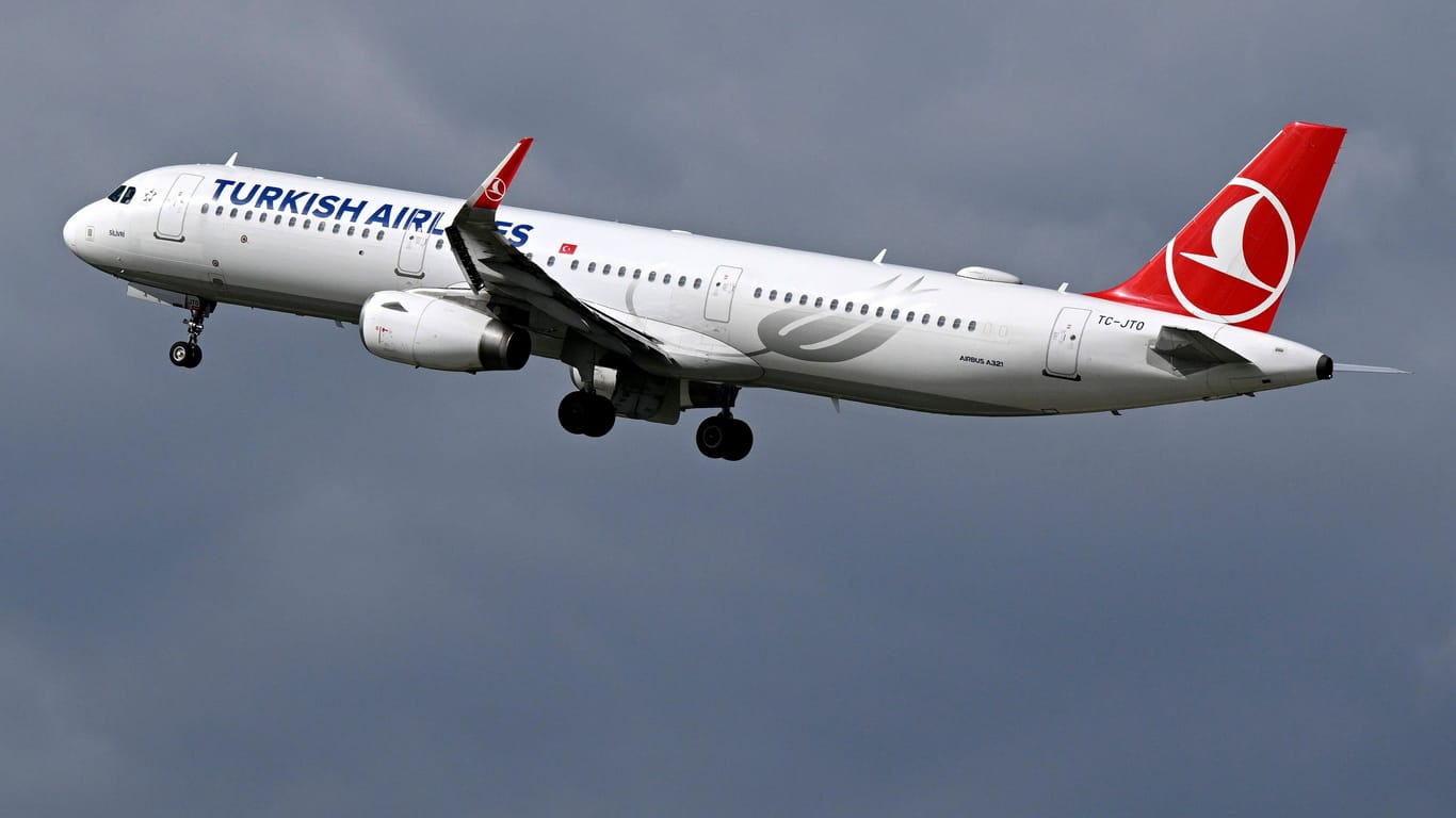 Ein Airbus von Turkish Airlines in der Luft (Symbolbild): Die Fluggesellschaft verstärkt ihr Angebot ab Bremen.