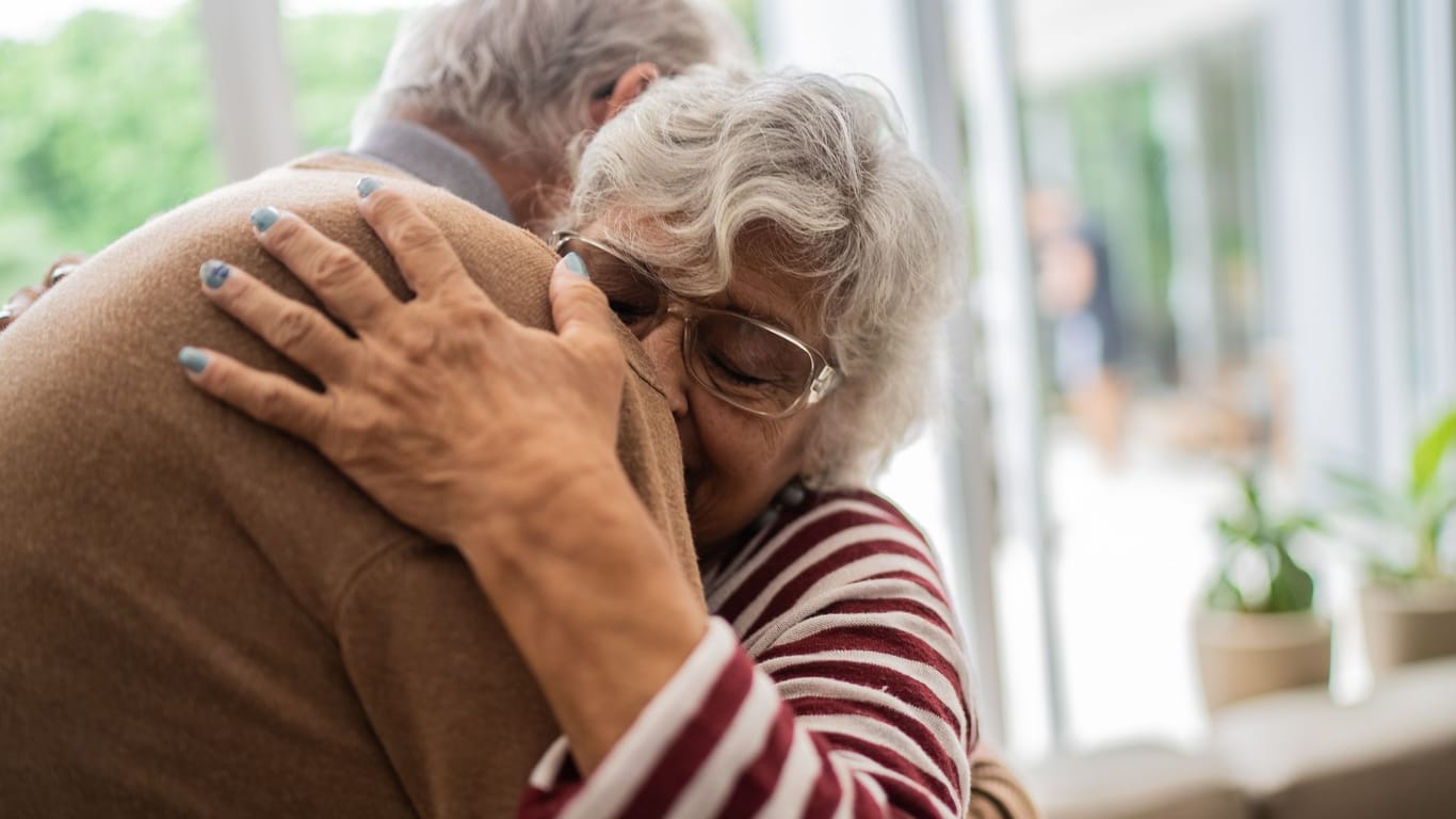 Umarmung zum Abschied: Wohnt ein Partner im Pflegeheim, ist der andere unter Umständen in der Pflicht, die Kosten zu tragen.