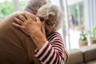 Umarmung zum Abschied: Wohnt ein Partner im Pflegeheim, ist der andere unter Umständen in der Pflicht, die Kosten zu tragen.