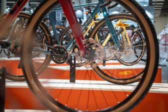 So viele bunte Räder: Fahrrad-Fachmesse Eurobike