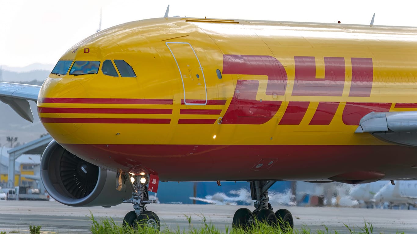 Ein DHL-Flugzeug im Einsatz (Symbolbild): Ein Brandsatz fing in einem Lager in der englischen Stadt Birmingham Feuer.