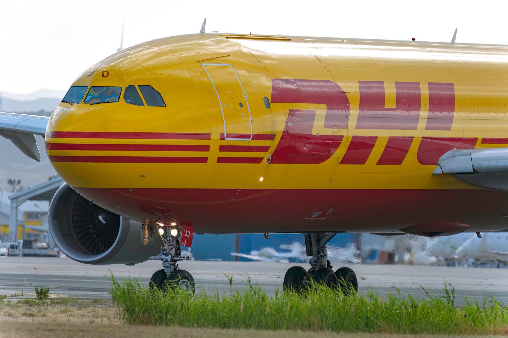 Ein DHL-Flugzeug im Einsatz (Symbolbild): Ein Brandsatz fing in einem Lager in der englischen Stadt Birmingham Feuer.