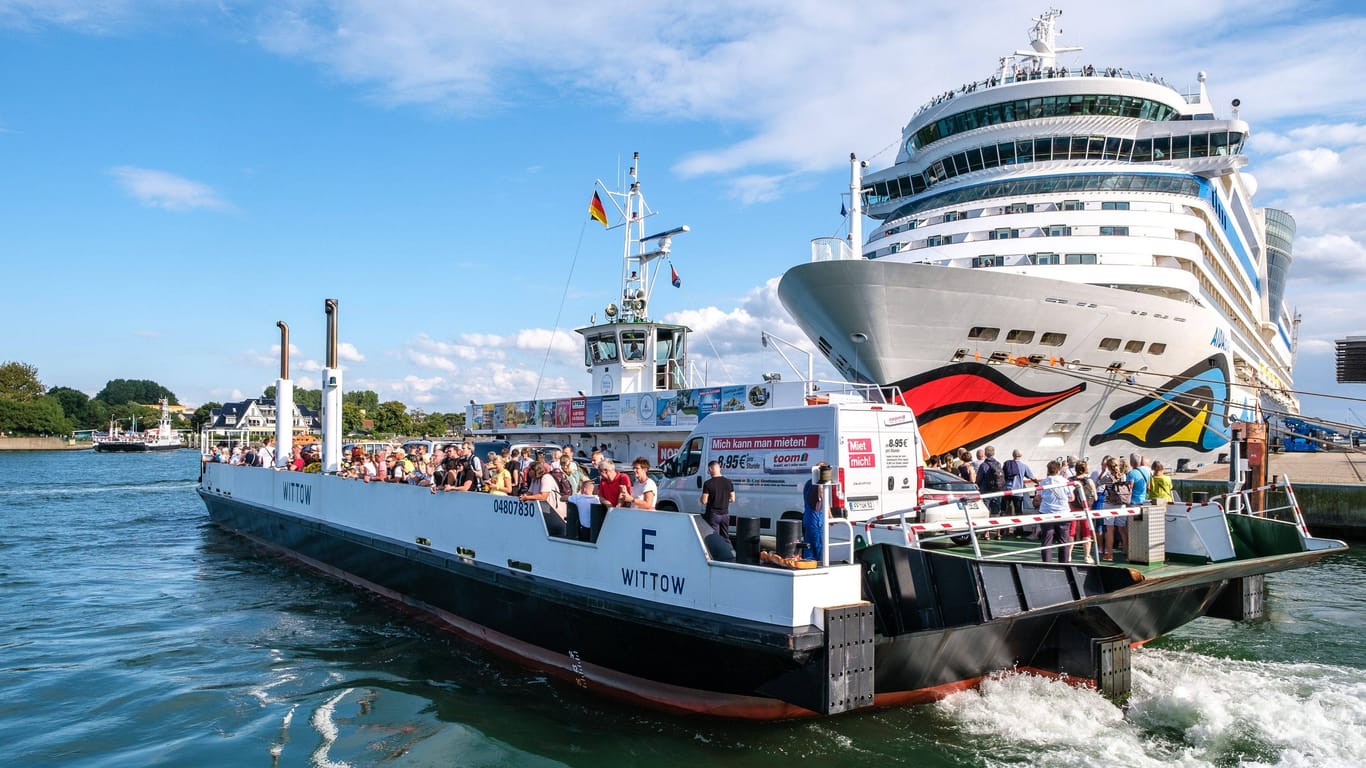 Fähre in Warnemünde (Archivbild): Eine solche Fähre verunglückte zuletzt.