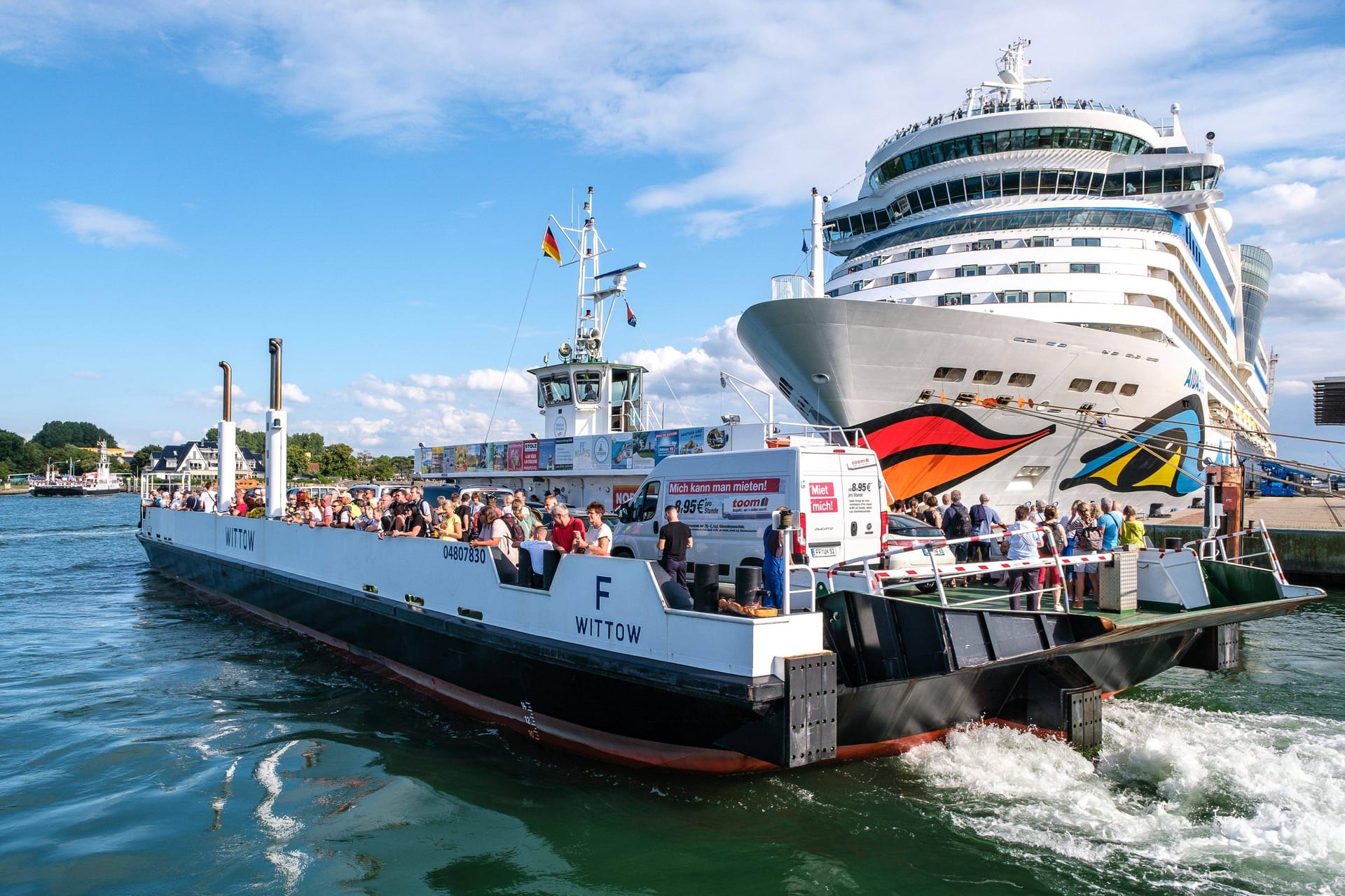 Fähre in Warnemünde (Archivbild): Eine solche Fähre verunglückte zuletzt.